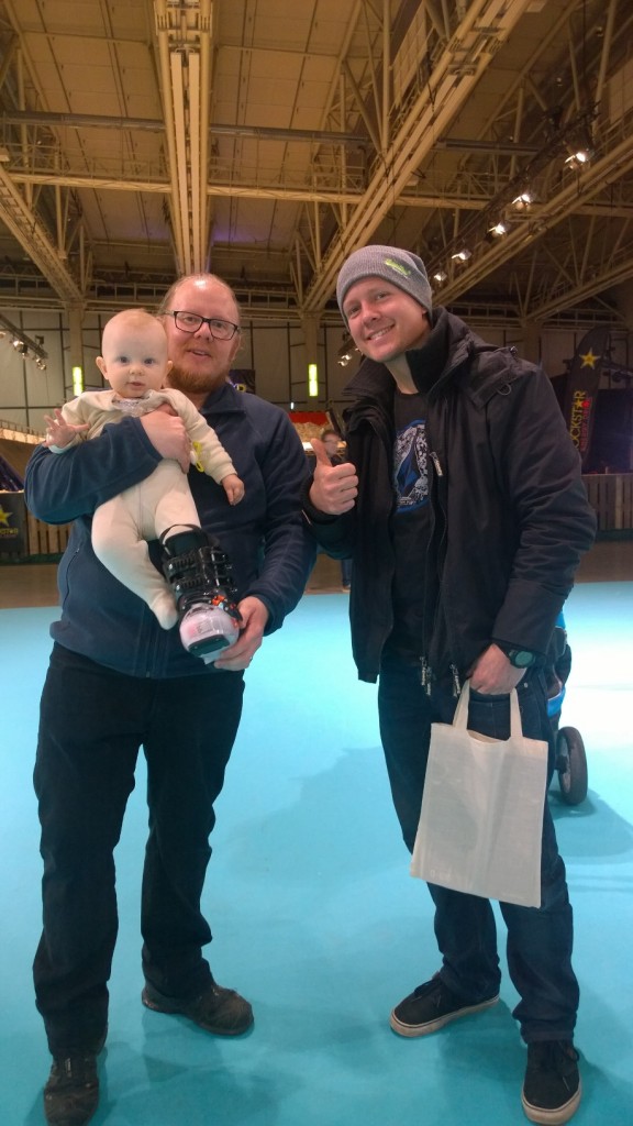 Expoilla monoja sovittamassa